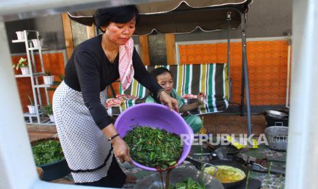 Warga memasak di dapur umum yang didirikan secara swadaya di kawasan terdampak Gempa Malang di Majangtengah, Malang, Jawa Timur, Senin (12/4/2021).  Warga yang tidak terdampak gempa bumi berinisiatif mendirikan dapur umum secara swadaya untuk membantu memenuhi kebutuhan para pengungsi dan relawan Gempa Malang karena belum optimalnya posko logistik. 