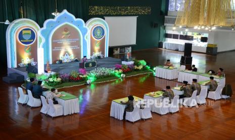 Peserta tampil pada Seleksi Tilawatil Quran dan Hadis (STQH) ke-38 Tingkat Kota Bandung, di Masjid Al Ukhuwah, Jalan Wastukancana, Senin (3/10). Lomba ini merupakan ajang pencarian bibit qori, qoriah, hafiz, dan hafizah untuk perlombaan serupa di tingkat Jawa Barat. STQH diikuti oleh 213 peserta dari 30 kecamatan Kota Bandung,