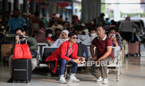 Sejumlah penumpang menunggu jadual keberangkatan kereta di Stasiun Pasar Senen, Jakarta, Selasa (27/6/2023). H-2 Hari Raya Idul Adha 1444 Hijriah, PT KAI Daop 1 Jakarta mencatat sekitar 175.000 tiket keberangkatan Stasiun Pasar Senen dan Stasiun Gambir telah terjual pada periode libur akhir pekan panjang, yakni 27 Juni sampai 2 Juli 2023.