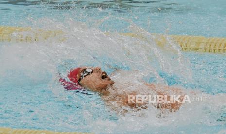 Atlet renang DKI Jakarta I Gede Siman Sudarwata memacu kecepatan saat bertanding pada final renang 100 meter gaya punggung putra PON Papua di Arena Akuatik Kampung Harapan, Sentani, Kabupaten Jayapura, Senin( 11/10). Perenang  DKI Jakarta  I Gede Siman Sudarwata  berhasil meraih emas dengan cacatan waktu 56,18 detik disusul perenang Papua Farrel Armando Tangkas medali perak dengan catatan waktu 56,24 detik dan perenang DKI Jakarta Dwiki Anugrah meraih medali perunggu dengan catatan waktu 58,09 detik. .Republika/Thoudy Badai 