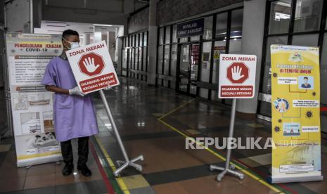 Petugas merapikan plang zona merah di ruang Instalasi Gawat Darurat (IGD) Rumah Sakit Dokter Hasan Sadikin (RSHS), Kota Bandung, Ahad (13/6). Berdasarkan data dari Pusat Informasi dan Koordinasi Covid-19 Provinsi Jawa Barat (Pikobar) pada (12/6), tingkat keterisian tempat tidur atau Bed Occupancy Rate (BOR) rumah sakit yang melayani Covid-19 dan tidak melayani Covid-19 telah mencapai 67,31 persen dengan rincian sebanyak 9.120 dari total 13.550 tempat tidur telah terisi. Foto: Republika/Abdan Syakura