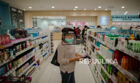 Masker tiga lapis dan penutup wajah direkomendasikan untuk dikenakan penderita rhinitis alergi saat keluar rumah selama pandemi Covid-19. (Ilustrasi)