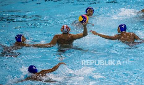 Tim polo air putra Jawa Barat menghalangi atlet polo air putra DKI Jakarta Gyasi Kahlitijani P (tengah) saat pertandingan polo air putra pada PON Papua di Stadion Akuatik, Kampung Harapan, Kabupaten Jayapura, Papua, Ahad (3/10/2021). Tim polo air putra Jawa Barat berhasil menyumbang medali emas setelah mengalahkan tim polo air putra DKI Jakarta dengan skor 8-5. 