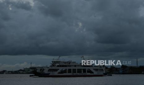 Sebuah kapal feri penyeberangan melintas di Sungai Kapuas yang diselimuti cuaca mendung di Pontianak, Kalimantan Barat, Senin (12/9/2022). BMKG Kalimantan Barat memprakirakan cuaca ekstrem berupa hujan intensitas lebat yang dapat disertai petir dan angin kencang berdurasi singkat yang dominan terjadi pada siang, sore hingga malam hari di sebagian besar wilayah Kalimantan Barat pada periode 12 hingga 14 September 2022. 