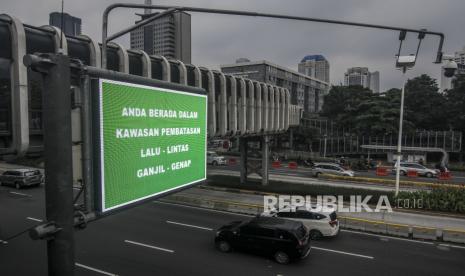 Sejumlah kendaraan melintas di Kawasan Sudirman, Jakarta, Selasa (10/11). Direktorat Lalu Lintas Polda Metro Jaya kembali memperpanjang peniadaan pembatasan kendaraan berbasis nomor plat ganjil genap hingga 22 November seiring dengan perpanjangan Pembatasan Sosial Berskala Besar (PSBB) di DKI Jakarta. Republika/Putra M. akbar