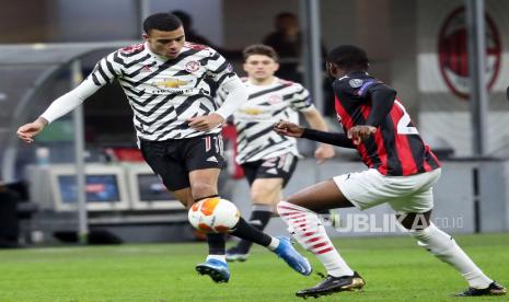  Mason Greenwood (kiri) dari Manchester United menantang bola AC Milan Fikayo Tomori pada pertandingan leg kedua babak 16 besar Liga Europa UEFA antara AC Milan dan Manchester United di Stadion Giuseppe Meazza di Milan, Italia, 18 Maret 2021.