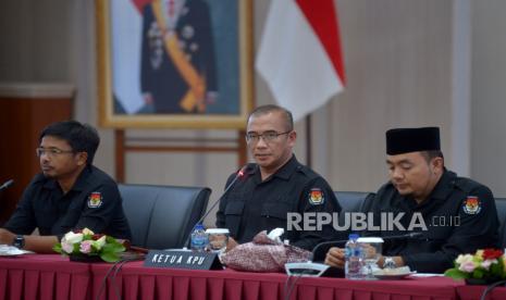 Ketua KPU Hasyim Asyari memimpin rapat pleno Rekapitulasi Nasional Hasil Verifikasi dan Penentapan Partai Politik Calon Peserta Pemilu Tahun 2024 di Kantor KPU, Jakarta, Rabu (14/12/2022). Dalam Rapat pleno tersebut KPU menetapkan sebanyak 17 partai politik sebagai peserta pemilu 2024. Republika/Prayogi 