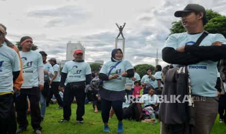 Komunitas pengendara Ojek Online menghadiri acara Roda Dua Menuju Indonesia Maju yang diselenggarakan Komunitas Ojol Penggemar Erick Thohir di Lapangan Banteng, Jakarta, Jumat (19/1/2024). Pada kesempatan itu, capres Prabowo Subianto dan Erick Thohir menyapa para pengendara ojek online sekaligus mendengarkan aspirasi mereka. Selain itu, Komunitas Ojol Penggemar Erick Thohir tersebut juga mendeklarasikan dukungannya kepada capres Prabowo Subianto dalam Pilpres 2024.