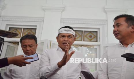 Gubernur Jawa Barat (Jabar) terpilih Dedi Mulyadi (tengah).