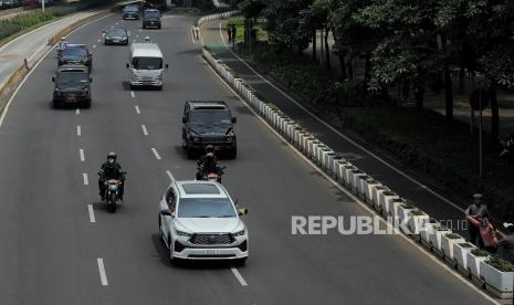 Iring-iringan kendaraan yang membawa Paus Fransiskus saat tiba di Jakarta melewati Jalan Sudirman, Jakarta, Selasa (3/8/2024).