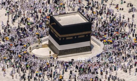  Jemaah haji mengelilingi Kabah.  Arab Saudi Batalkan Skema Tuan Rumah Umroh