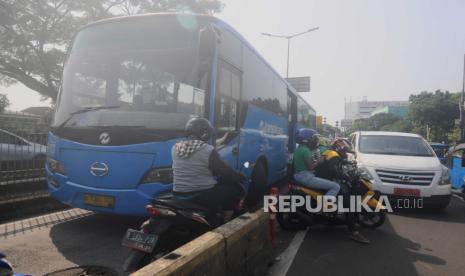 Pengendara motor melawan arus pada jalur Bus Transjakarta untuk menghindari Polisi di kawasan Pasar Rumput, Manggarai, Jakarta Selatan, Senin (15/5/2023). Polisi kembali memberlakukan tilang manual karena sistem ETLE atau sistem tilang elektronik belum bisa menjangkau seluruh titik ruas jalan untuk memperhatikan setiap pelanggaran yang dilakukan pengendara, khususnya kendaraan bermotor.