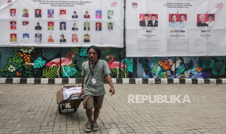 Pekerja membawa surat suara yang telah dilipat di Kantor KPU Jakarta Utara, Selasa (2/1/2024). Tercatat hingga Ahad (31/12/2023), KPU Jakarta Utara telah melipat 256.315 surat suara DPRD Provinsi Jakarta yang melibatkan puluhan pekerja dari kalangan warga sekitar.