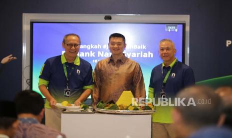 Board Member Sinar Mas, Fuganto Widjaja (tengah baju batik) bersama direksi dan karyawan Nanobank Syariah pada acara Peresmian PT Bank Nano Syariah di Jakarta (18/1/24).