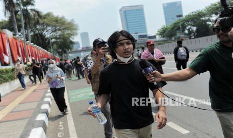 Komika Bintang Emon mengikuti unjuk rasa bersama berbagai elemen masyarakat di depan kompleks Parlemen Senayan, Jakarta, Kamis (22/8/2024). Aksi tersebut sebagai bentuk penolakan terhadap revisi Undang-Undang Pemilihan Kepala Daerah (UU Pilkada) yang dianggap sebagai ancaman terhadap demokrasi.