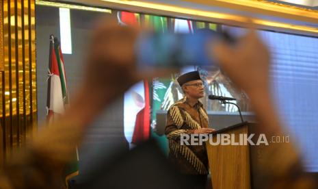 Ketua Umum PP Muhammadiyah, Haedar Nashir menyampaikan amanat saat soft launching Suara Muhammadiyah (SM) Tower and Convention di Yogyakarta, Sabtu (24/6/2023). SM Tower and Convention menjadi tambahan lini baru amal usaha Muhammadiyah dibawah naungan Suara Muhammadiyah. Bangunan dengan tinggi delapan lantai ini menjadi pilar dakwah di bidang ekonomi dan pariwisata di jantung Kota Yogyakarta. Tempat ini juga menjadi hotel pertama yang dibangun oleh Muhammadiyah.