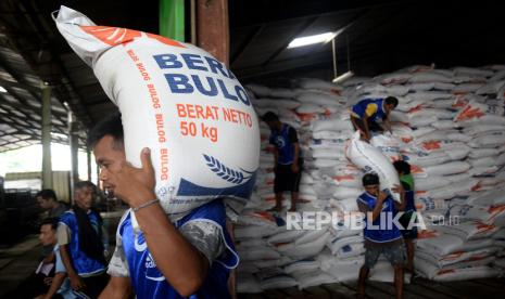 Pekerja mengangkat beras saat bongkar muat (ilustrasi)