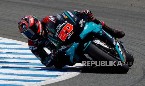  Pembalap MotoGP Prancis Fabio Quartararo, dari tim Petronas Yamaha SRT, mengambil tikungan saat ia berkompetisi di balapan GP Spanyol di sirkuit Circuito de Jerez-Angel Nieto di Jerez de la Frontera, Spanyol selatan, 19 Juli 2020. Perlombaan berlangsung diadakan di balik pintu tertutup karena penyakit COVID-19.