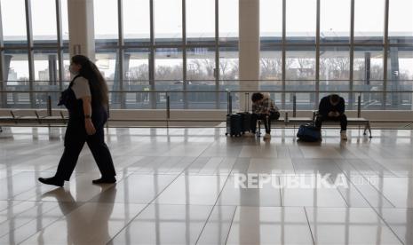 Orang-orang menunggu di Bandara LaGuardia di New York, AS, 11 Januari 2023. Administrasi Penerbangan Federal (FAA) mengatakan pada 11 Januari bahwa operasi penerbangan secara bertahap dilanjutkan di seluruh Amerika Serikat setelah dihentikan sementara karena pemadaman sistem FAA.