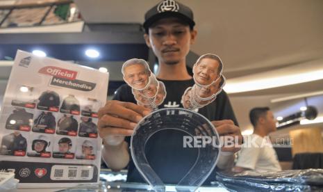 Karyawan menanta merchandise Ganjar-Mahfud yang baru diluncurkan di FX Senayan, Jakarta, Senin (11/12/2023). Official Merchandise Ganjar-Mahfud ini bertujuan untuk memfasilitasi masyarakat yang ngefans terhadap Ganjar-Mahfud sekaligus salah satu upaya TPN Ganjar-Mahfud untuk menggalang dana kampanye secara adil, jujur dan terbuka.