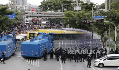  Polisi menggunakan meriam air untuk membubarkan demonstran pro-demokrasi di dekat Parlemen di Bangkok, Selasa, 17 November 2020. Medan pertempuran politik Thailand bergeser ke Parlemen negara pada Selasa, di mana anggota parlemen sedang mempertimbangkan proposal untuk mengubah konstitusi negara, salah satu tuntutan inti. dari gerakan pro-demokrasi yang dipimpin mahasiswa.