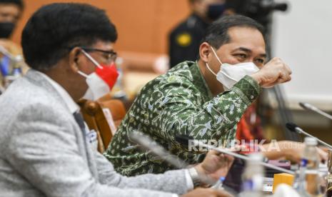 Menteri Perdagangan Muhammad Lutfi (kanan). Penetrasi ekspor ke negara nontradisional makin tajam dilakukan. Kementerian Perdagangan menemukan potensi sangat besar perdagangan Indonesia dengan kawasan Eropa Tengah dan Eropa Timur.