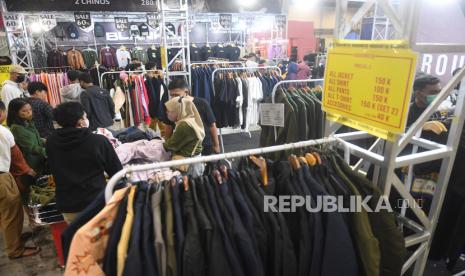 Pengunjung memilih busana yang dijual pada JakCloth Lebaran 2022 di Jakarta Convention Center, Senayan, Jakarta, Ahad (24/4/2022). Acara yang akan berlansung hingga 30 April 2022 itu menampilkan ratusan brand pakaian, kaos, sepatu, tas dan lainnya yang menjual produknya dengan harga diskon guna menarik minat masyarakat. 