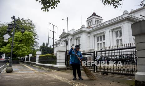 Petugas kebersihan membersihkan trotoar di samping gedung Bank Indonesia Perwakilan Jawa Barat yang termasuk bangunan cagar budaya golongan A di Jalan Braga, Kota Bandung, Senin (20/12). Pemerintah Kota Bandung menetapkan 1.770 bangunan sebagai cagar budaya yang dibagi dalam tiga golongan yakni golongan A, B dan C. Hal tersebut berdasarkan Peraturan Daerah (Perda) Kota Bandung Nomor 7 tahun 2018 tentang Pengelolaan Cagar Budaya. 