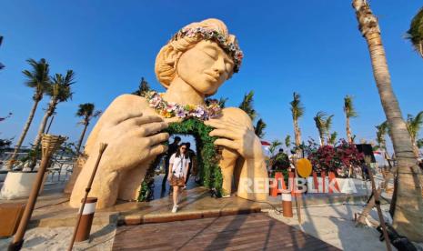 Suasana destinasi wisata kuliner tepi laut Aloha PIK di Pantai Pasir Putih Pantai Indah Kapuk (PIK) 2, Tangerang, Banten. 