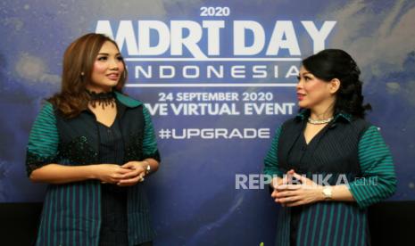 Country Chair MDRT Indonesia Miliani Marten (kanan) bersama Committee Chair Of MDRT Day Indonesia 2020 Hidayatus Solicha (kiri) berbincang usai memberikan keterangan kepada media pada acara Milion Dollar Round Table (MDRT) Day Indonesia 2020 secara virtual di ICE Serpong, Tangerang, Banten, Kamis (24/9/2020). MDRT Day merupakan ajang pertemuan para agen asuransi se Indonesia, di masa pandemi COVID-19 tidak menyurutkan semangat para agen asuransi mencari nasabah, sejalan dengan keputusan OJK memperbolehkan penjualan dan proses transaksi asuransi secara daring. 