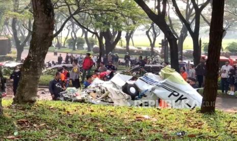 Sebuah pesawat kecil dengan kode ekor pesawat PK-IFP jatuh di lapangan Sunburst BSD, Tangerang Selatan, Ahad (19/5/2024).