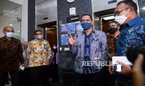 Wakil Ketua KPK Nurul Ghufron berjalan meninggalkan gedung Ombudsman RI usai menyampaikan keterangan terkait Assesman Tes Wawasan Kebangsaan (TWK) pegawai KPK di Gedung Ombudsman RI, Jakarta, Kamis (10/6). Ombudsman RI memanggil pimpinan KPK untuk memberikan klarifikasi terkait proses pengalihan pegawai KPK menjadi Aparatur Sipil Negara (ASN) melalui assesment TWK. Republika/Thoudy Badai