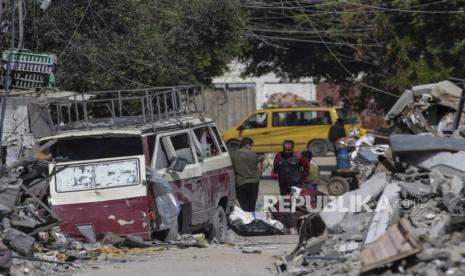 Keluarga warga Palestina mengungsi saat operasi militer Israel di kamp pengungsi Al Nusairat, Jalur Gaza, 12 April 2024. 