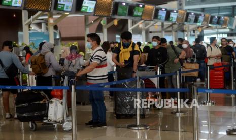 Calon penumpang pesawat antre untuk check in di Terminal 3 Bandara Sekarno Hatta, Tangerang, Banten, Kamis (20/4/2023).