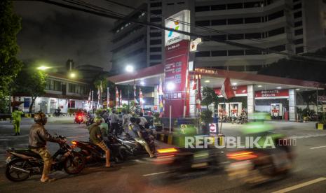 Pengendara motor mengantre untuk mengisi bensin Pertalite di Jakarta, Ahad (14/8/2022). Kementerian Keuangan meminta PT Pertamina (Persero) untuk mengendalikan BBM subsidi jenis Pertalite agar tidak semakin membebani APBN. Tercatat hingga Juli 2022 bahan bakar minyak (BBM) subsidi jenis Pertalite sudah disalurkan 16,8 juta kiloliter dari kuota 23 juta kiloliter. Republika/Putra M. Akbar