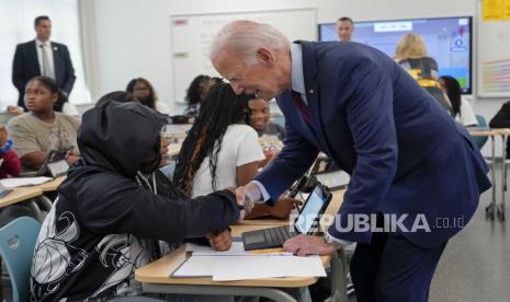 Presiden Joe Biden berjabat tangan dengan siswa di Eliot-Hine Middle School, Washington, Senin (28/8/2023). 