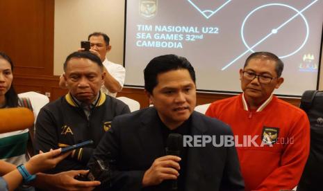 Ketum PSSI Erick Thohir (tengah) akan pergi mendukung perjuangan timnas U-22 di Kamboja pada ajang SEA Games 2023.