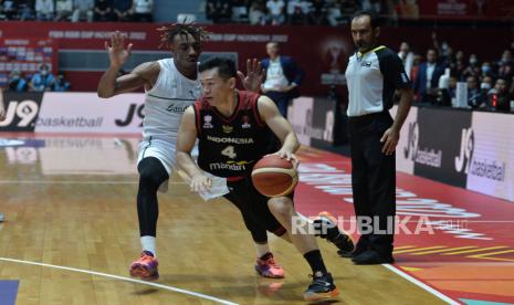 Abraham Damar Grahita (kanan) saat membela timnas basket Indonesia di FIBA Asia Cup 2022 di Istora Senayan, Jakarta. Setelah absen dua tahun, Abraham kembali masuk timnas basket Indonesia.