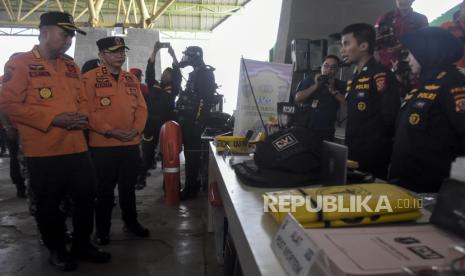 Pj Gubernur Jawa Barat Bey Machmudin meninjau peralatan pencarian dan penyelamatan saat Apel Kesiapsiagaan Bencana Hidrometeorologi di Bale Rame Sabilulungan,Kabupaten Bandung, Rabu (8/11/2023). 