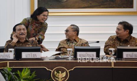 Ketua DEN Luhut Binsar Pandjaitan berbincang dengan Menkeu Sri Mulyani, Menko Pangan Zulkifli Hasan dan Menko Ekonomi Airlangga Hartarto.