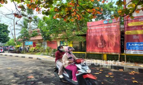 Sejumlah mahasiswa melintas di depan baliho yang berisi ajakan menolak kekerasan seksual, di lingkungan Kampus Universitas Siliwangi (Unsil), Kota Tasikmalaya, Rabu (8/2/2023).