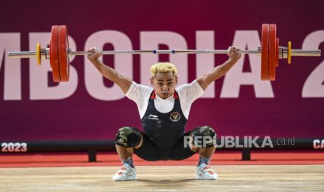 Atlet angkat besi Indonesia Eko Yuli Irawan melakukan angkatan snatch pada perlombaan kelas 61 kilogram putra SEA Games 2023 di Taekwondo Hall, Olympic Complex, Phnom Penh, Kamboja, Sabtu (13/5/2023). Eko Yuli berhasil meraih medali emas dengan total angkatan 303 kilogram, dan berhasil memecahkan rekor di clean and jerk dengan angkatan 170 kilogram dari sebelumnya 169 kilogram. 