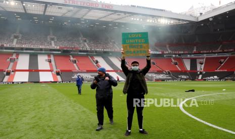 Fan Manchester United memprotes pemiliknya sebelum pertandingan Manchester United v Liverpool Premier League - Old Trafford, Manchester, Inggris , Ahad (2/5). Penggemar Manchester United memegang suar sebagai protes terhadap pemiliknya sebelum Manchester United v Liverpool.