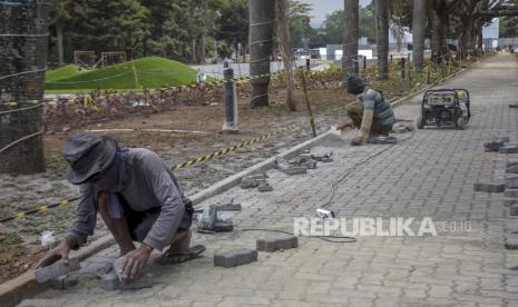 Hadits-Hadits tentang Kemuliaan Bekerja dari pada Meminta-Minta. Foto:   Kuli Bangunan (Ilustrasi)