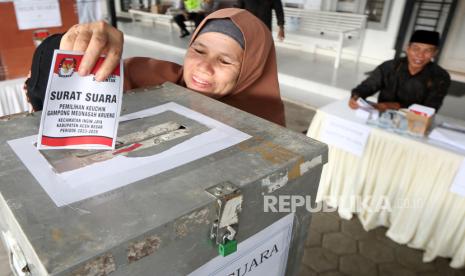 Warga memasukan surat suara ke dalam kotak suara pada pemilihan keuchik (kepala desa) serentak tahun 2023 di Desa Meunasah Krueng, Aceh Besar, Aceh, Selasa (10/10/2023). Pemerintah Kabupaten Aceh Besar menggelar pemilihan keuchik langsung (Pilchiksung) serentak yang diikuti 305 calon di 113 gampong (desa) tersebar di 23 kecamatan. 