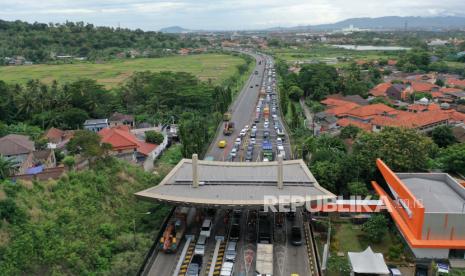 Foto udara kendaraan yang terjebak kemacetan di Gerbang Tol Merak di Kota Cilegon, Provinsi Banten, Kamis (28/4/2022). 