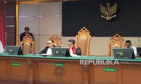 Eman Sulaeman hakim tunggal sidang praperadilan Pegi Setiawan tersangka kasus pembunuhan Vina dan Eky di Cirebon tahun 2016 silam tengah membacakan putusan sidang praperadilan, Senin (8/7/2024). 