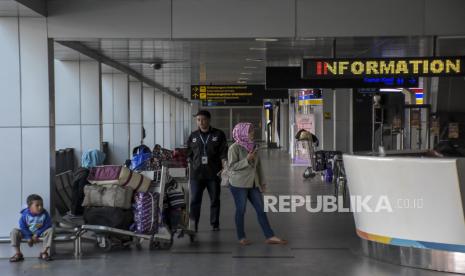 Calon penumpang pesawat terbang beraktivitas di area Bandara Husein Sastranegara, Kota Bandung, Jawa Barat, Kamis (13/7/2023). Presiden Joko Widodo mengatakan penerbangan dari Bandara Husein Sastranegara akan beralih ke Bandara Internasional Kertajati mulai OKtober 2023. Keberadaan dua bandara yang beroperasi ini untuk saling mendukung satu sama lain, serta optimal untuk menunjang dilakukannya penataan rute penerbangan di Jawa Barat.