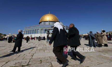  Orang-orang berkumpul di luar Masjid Al-Aqsa. ilustrasi