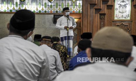 Emil Ingin Semua Masjid DMI Jabar Terapkan Kencleng Digital. Gubernur Jawa Barat Ridwan Kamil memberikan sambutan di Masjid Pusdai, Kota Bandung.